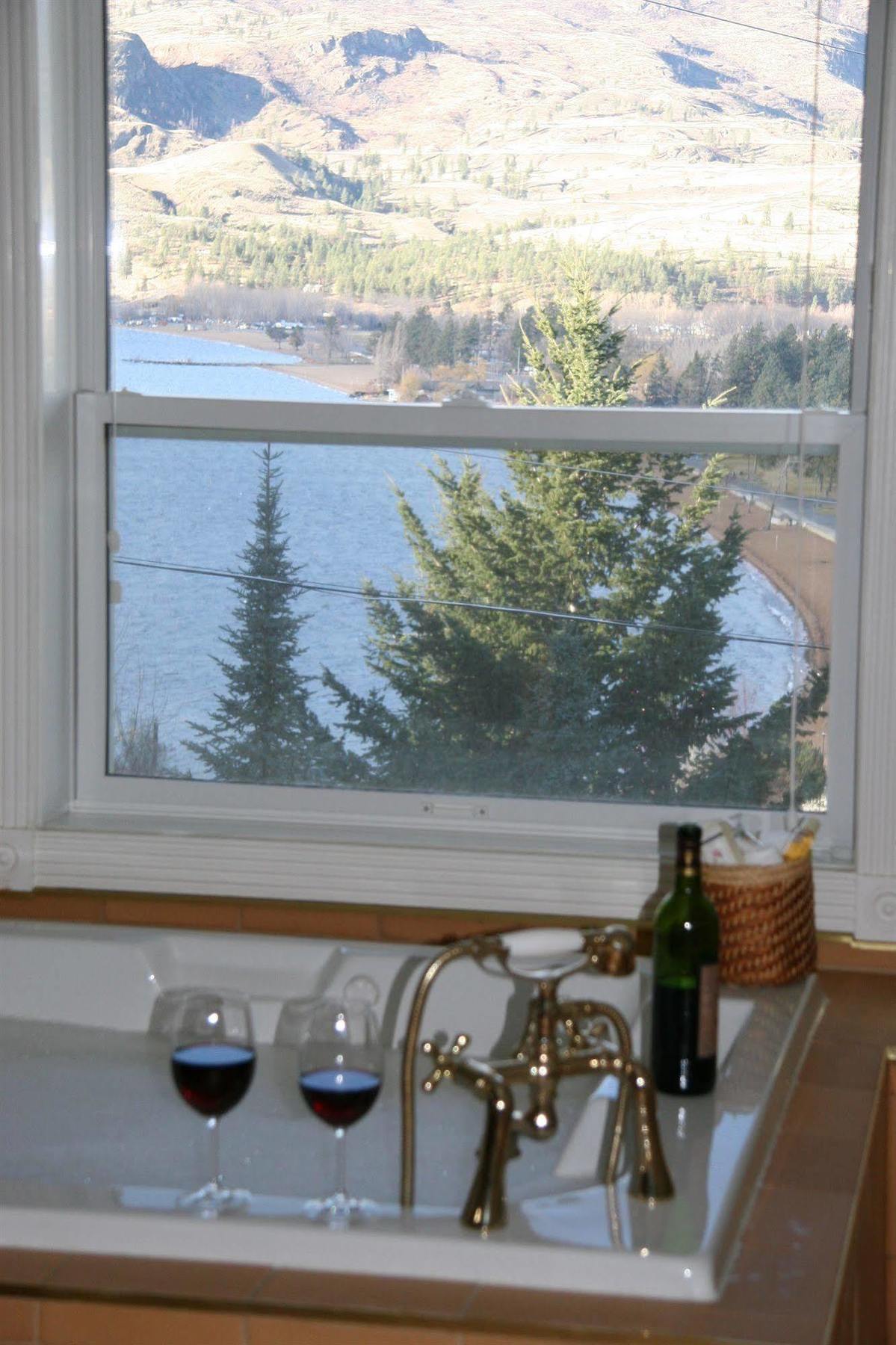 Above The Beach Guest Suites Penticton Kültér fotó